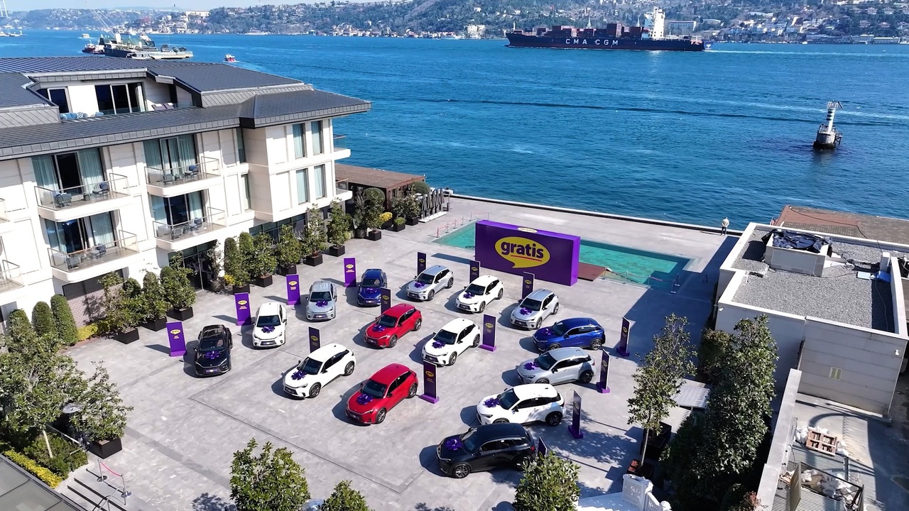 Gratis, 15. Yılında 15 Kadına Araç Hediye Etti