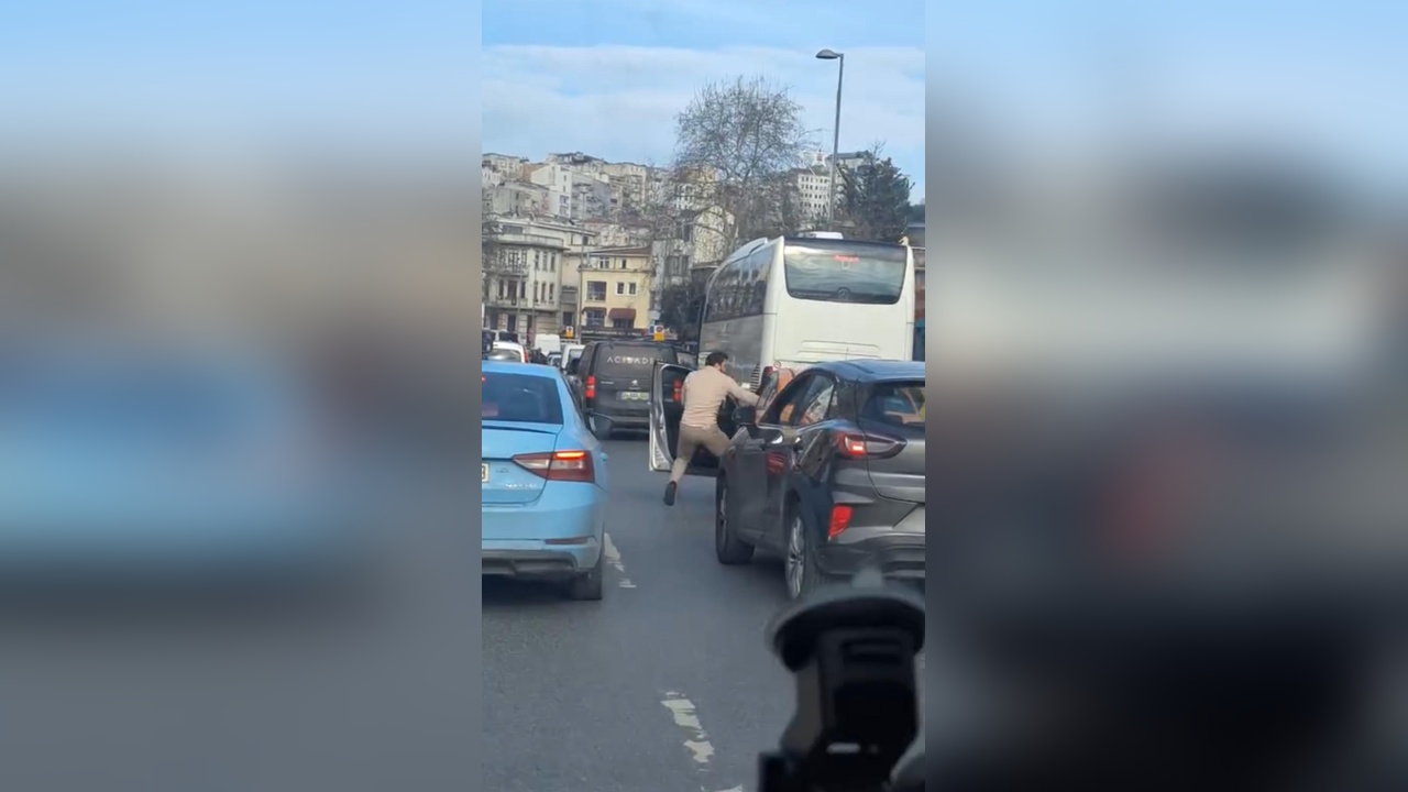 İstanbul'da Trafik Kavgası: Tekme ve Yumruklar Havada Uçuştu