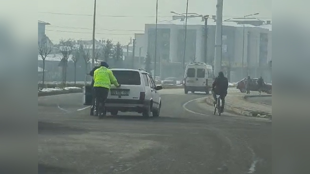 Trafik Akışını Engelleyen Araç Yol Kenarına Alındı