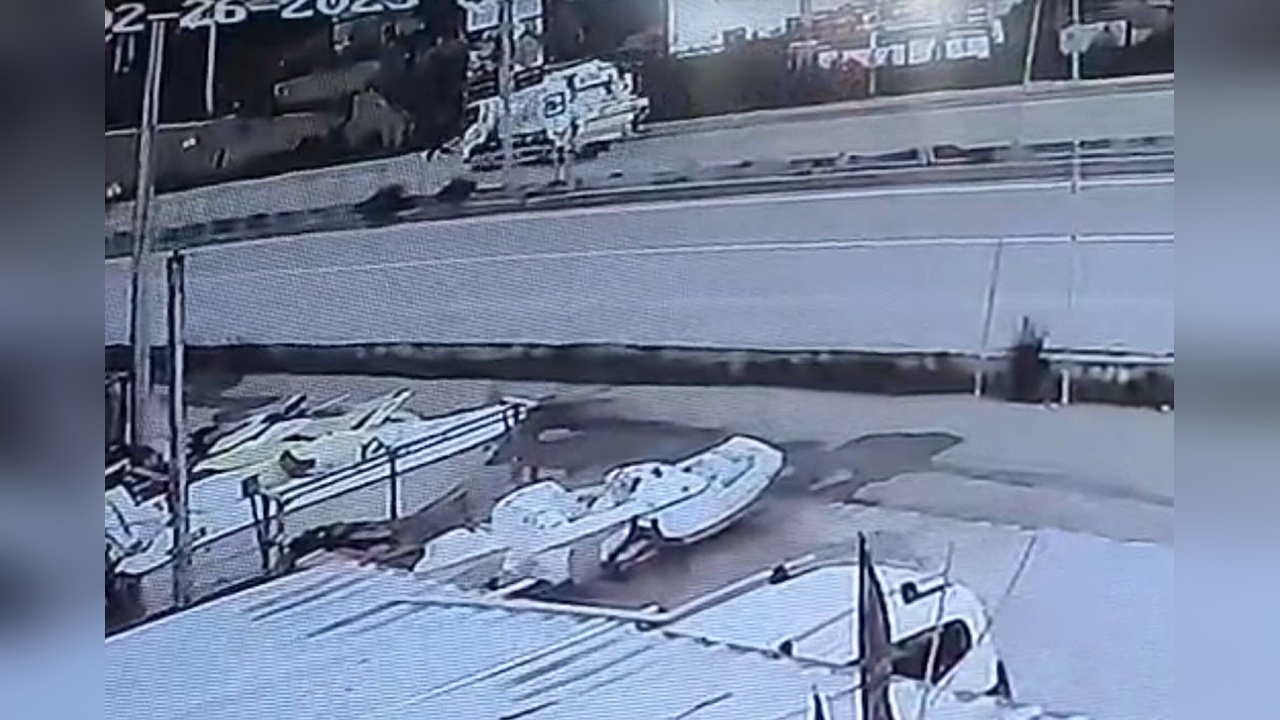 Çöp Kamyonu, Köpekten Kaçan Yaya ile Çarpıştı