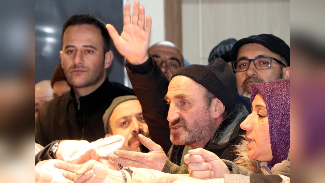 Erzurum'daki Market Açılışı Kalabalıkla Karşılandı