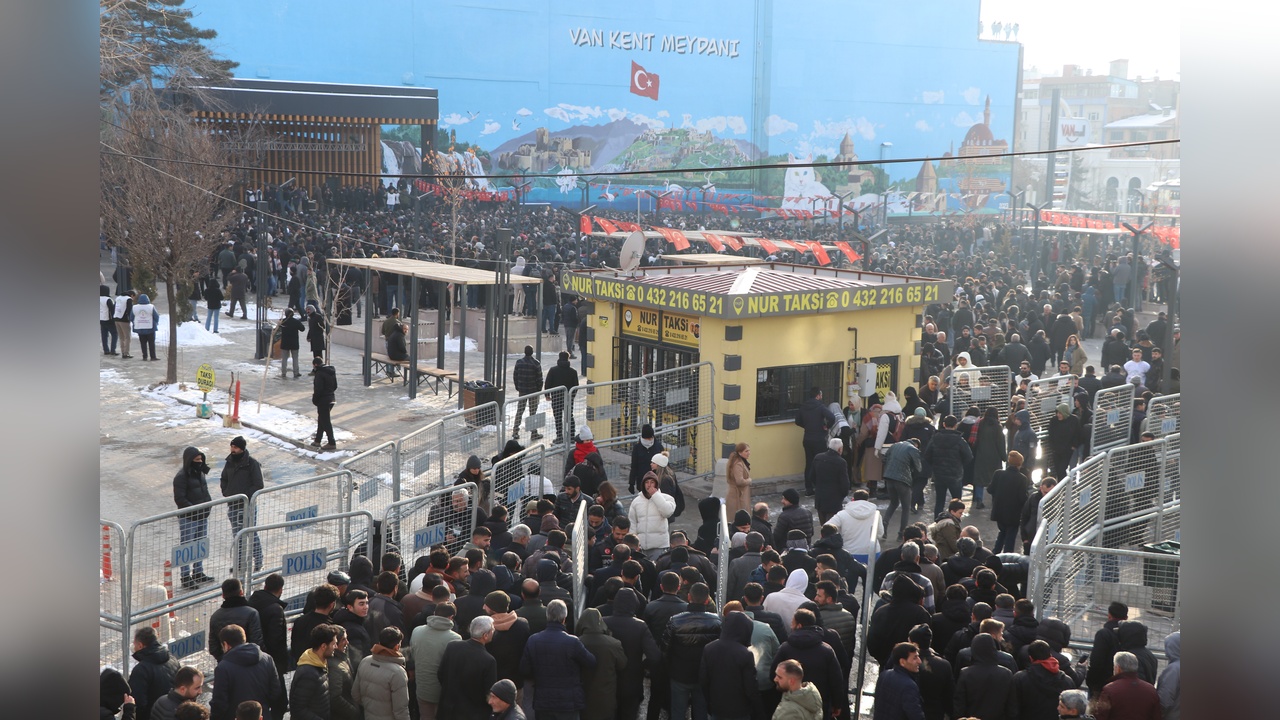 Van'da İmralı Mesajı Açık Alanlarda Dinlendi