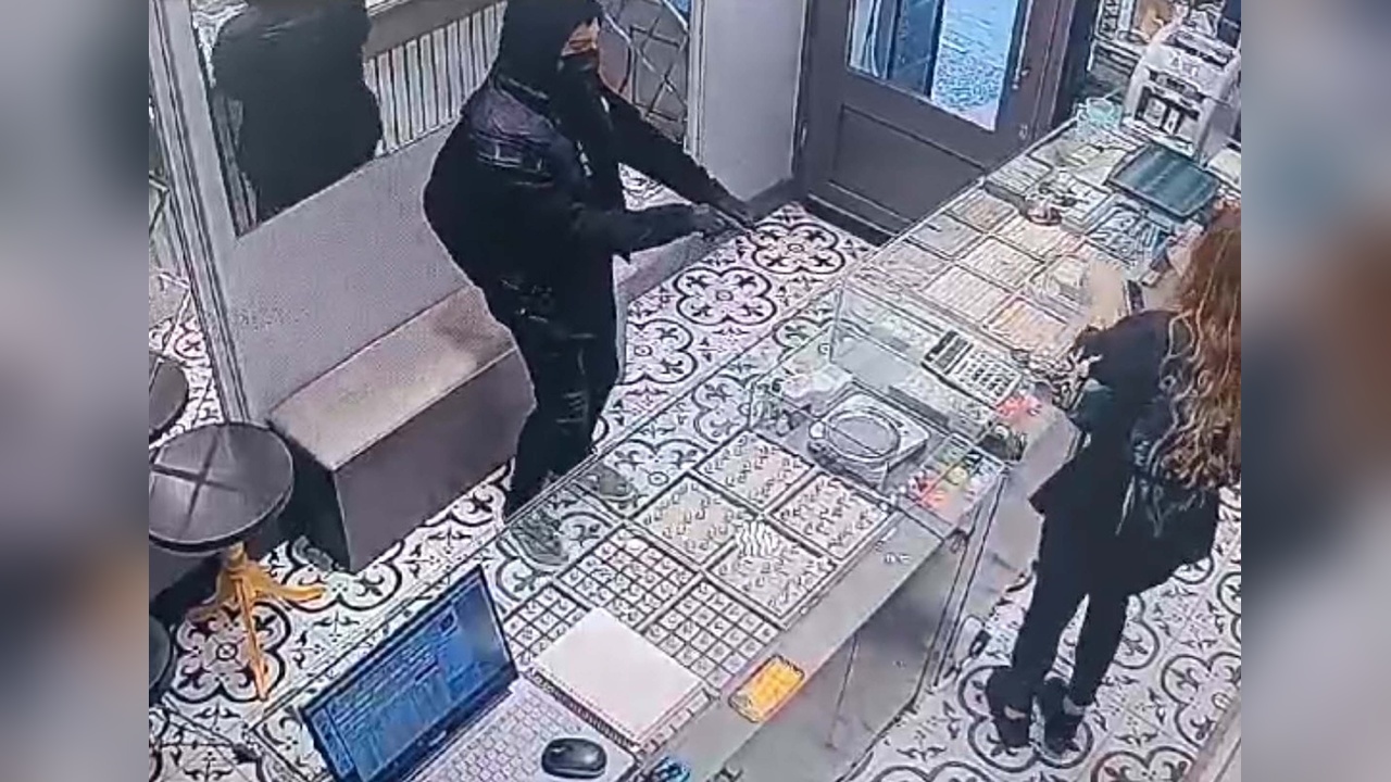 Balıkesir'de Kuyumcu Soygunu: Maskeli ve Silahlı Saldırı