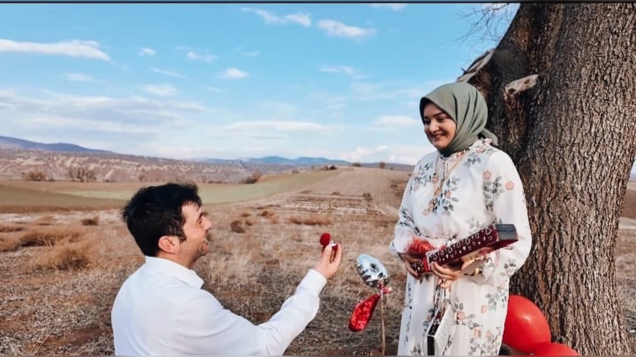 Tarlada Evlilik Teklifi: Traktörle Yazdı