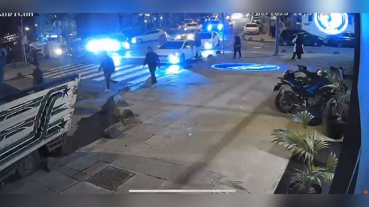 Arnavutköy'de Makas Atan Sürücü Kazaya Neden Oldu: 6 Araç Hasar Gördü