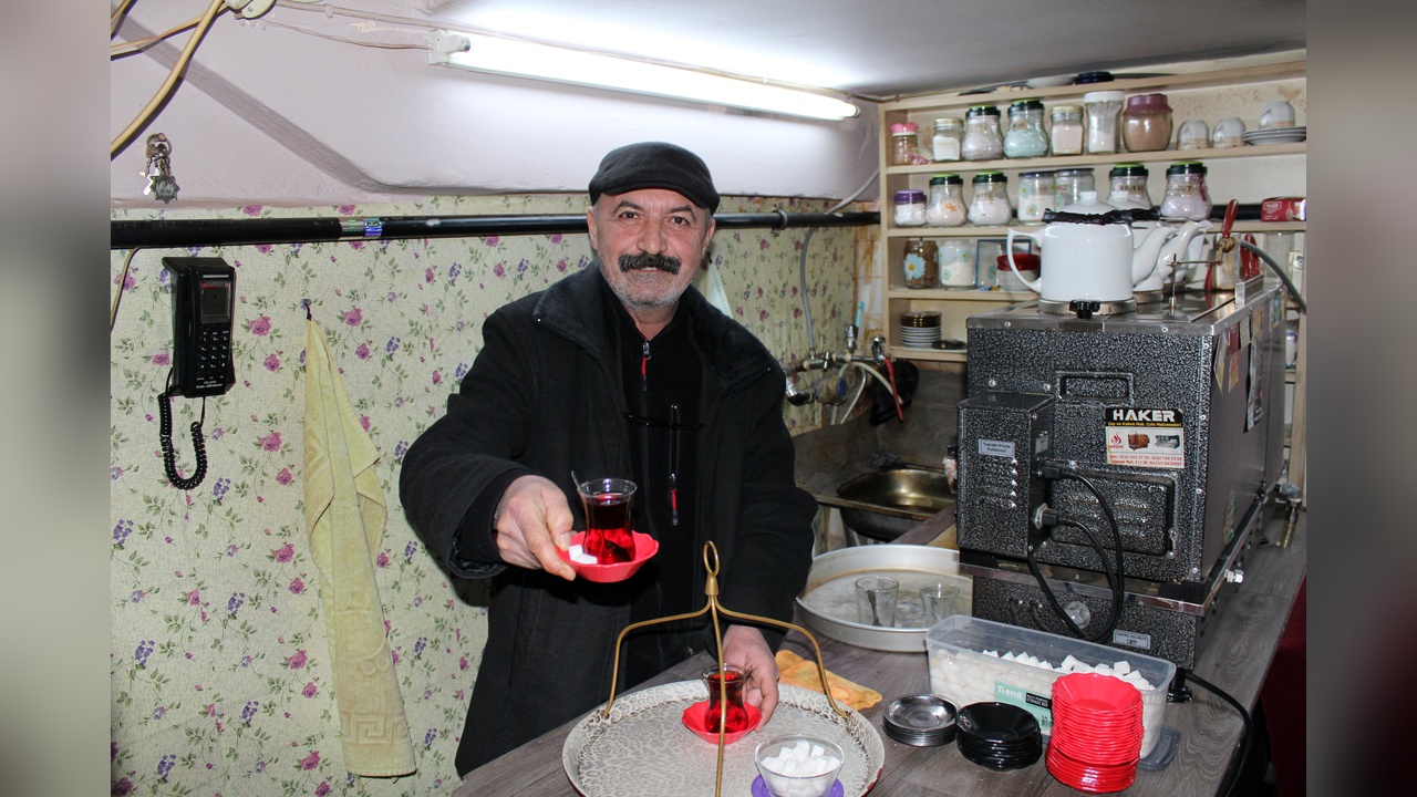 Emekli Müzik Öğretmeni, Çaycılık Yapmaya Başladı