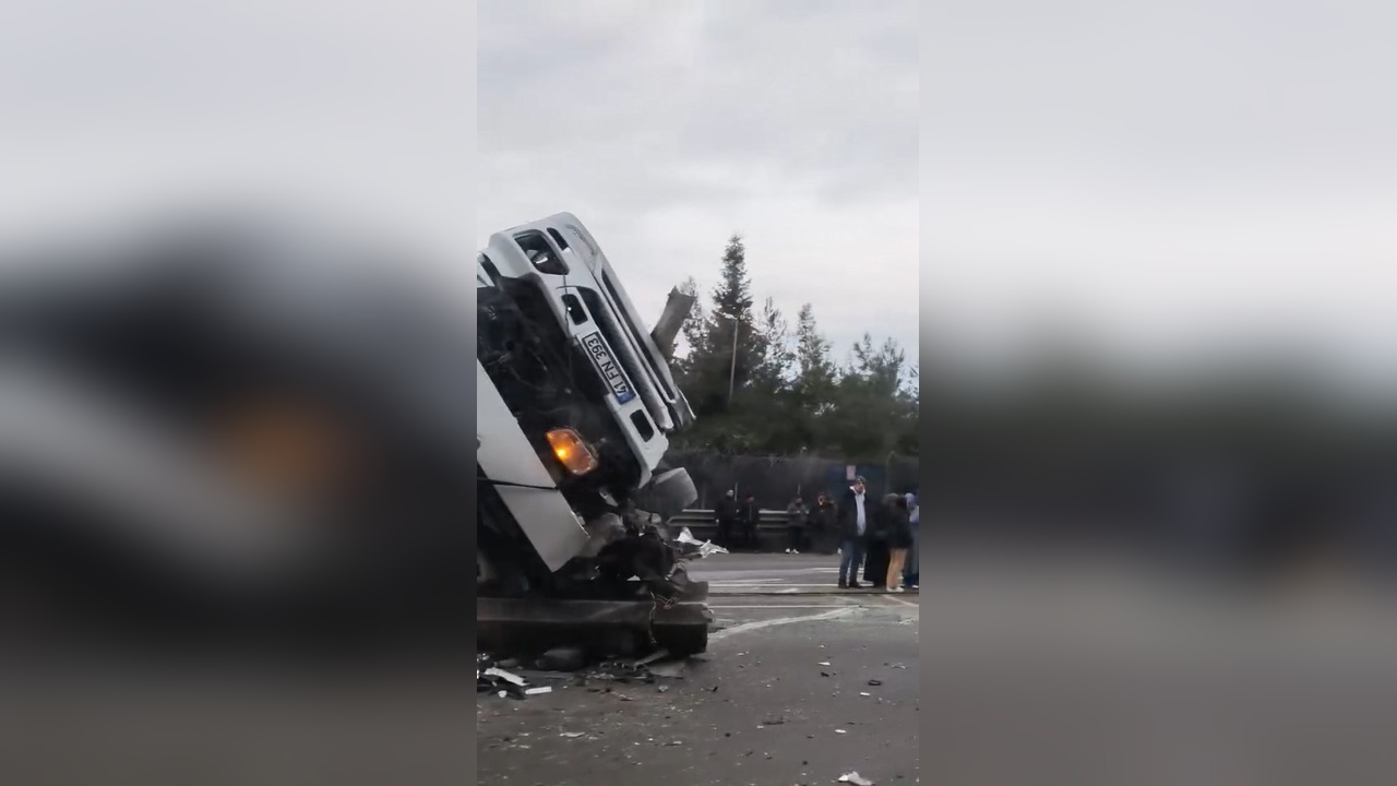 TIR Kazası Nedeniyle Yol Trafiğe Kapatıldı