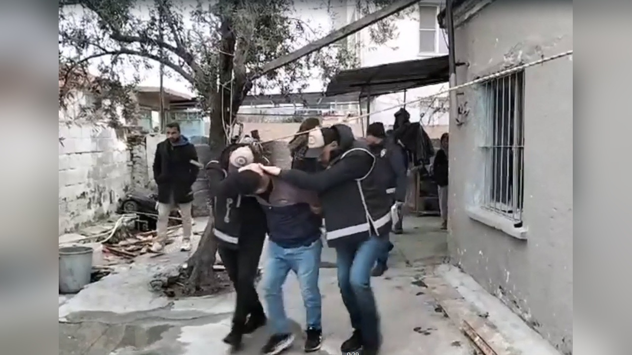 İzmir'de Kaçakçılık Operasyonu: Üç Kişi Tutuklandı