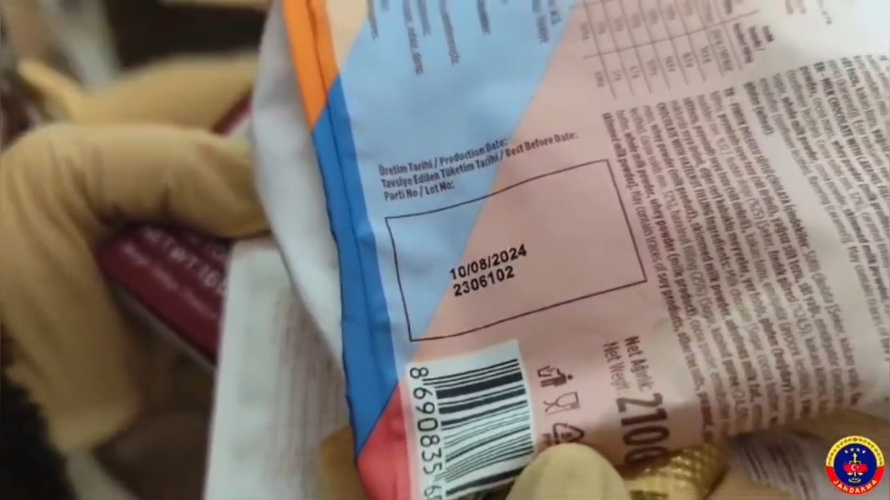 Ankara'da 17 Ton Tarihi Geçmiş Çikolata Yakalandı