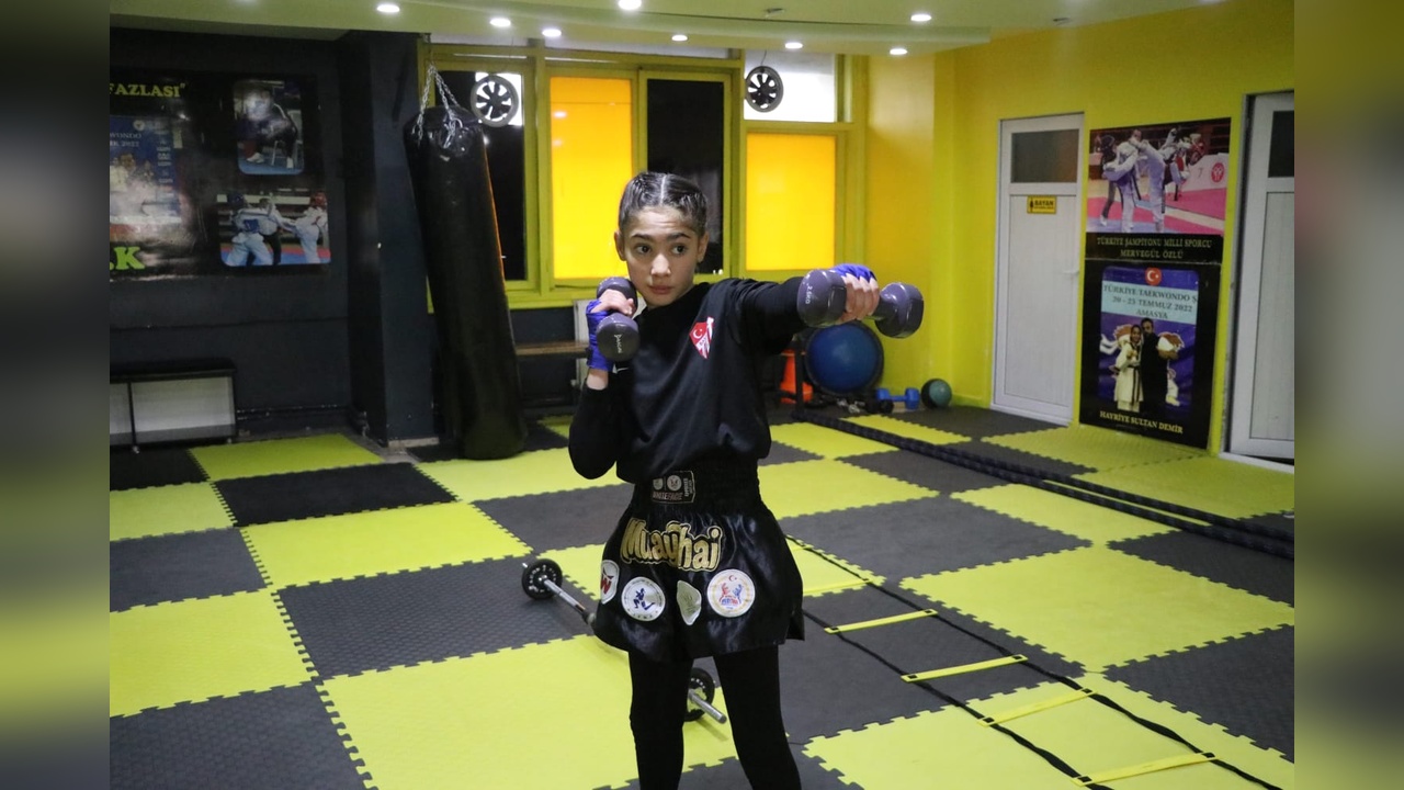 Muay Thai'de Şampiyonluk Kazanan Genç Sporcu