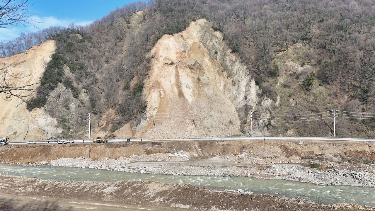 Düzce'de Heyelan Nedeniyle Yollar Kapandı