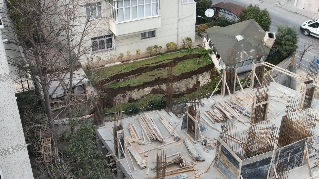 Beylikdüzü'nde İstinat Duvarı Çöktü, Bina Tahliye Edildi