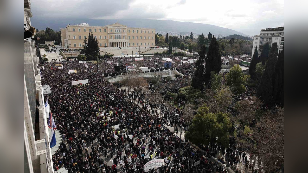Yunanistan'da Tren Kazası Yıl Dönümünde Protesto Gösterileri Gerilim Yarattı