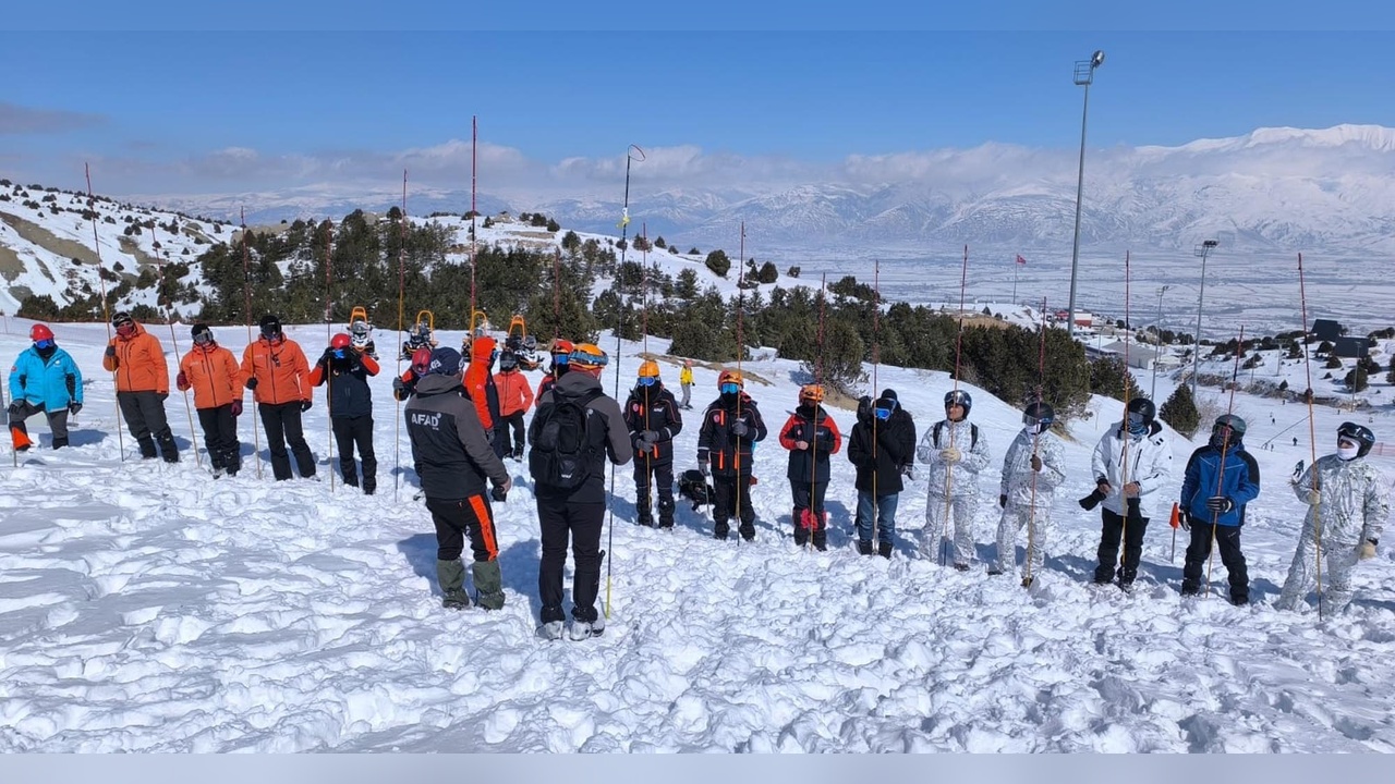Ergan Dağı Kayak Merkezi'nde Çığ Tatbikatı Gerçekleştirildi