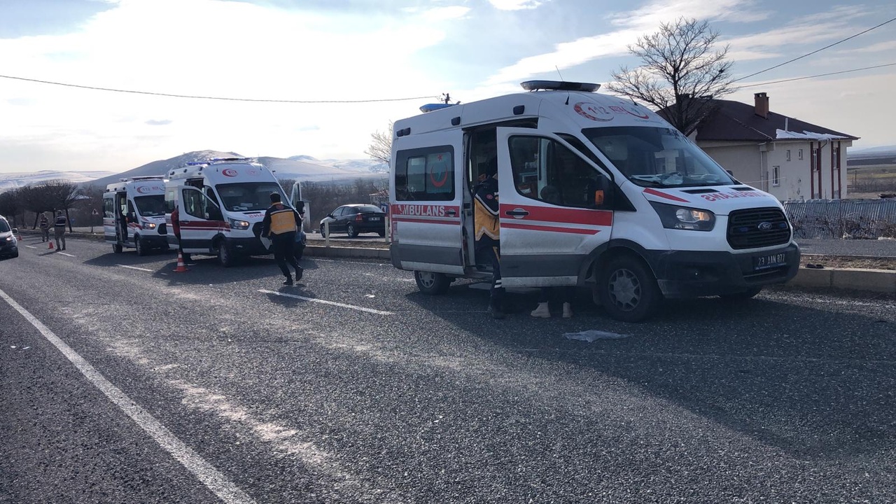 Elazığ'da Trafik Kazası: Hafif Ticari Araç Devrildi