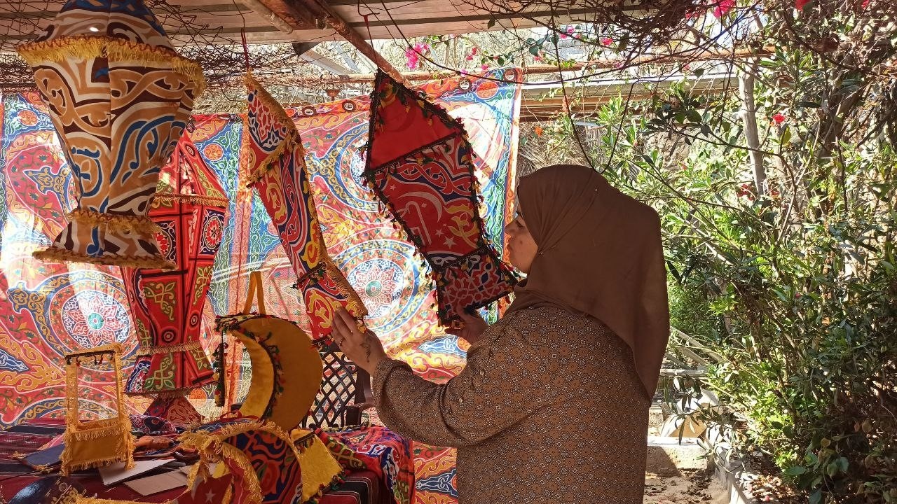 Gaza'da Kadınlar, Yardım Kutularını Ramazan Fenerine Dönüştürüyor