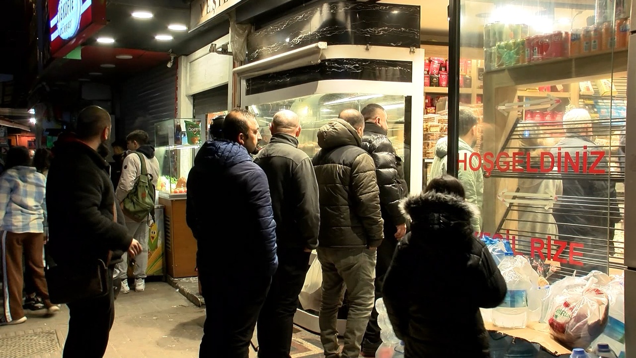 Ramazan Ayı'nın İlk Sahurunda İstanbul'da Pide Kuyruğu