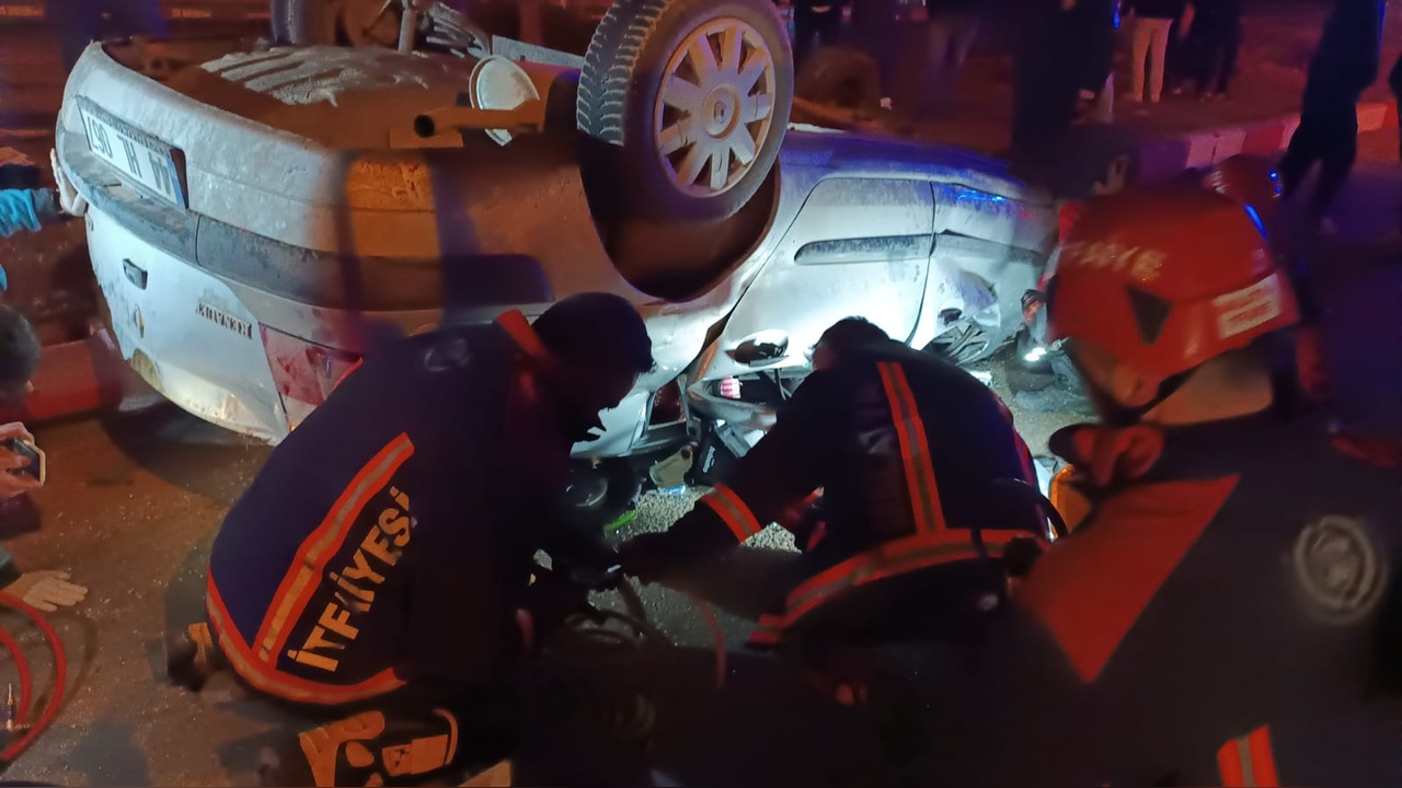 Otomobil Refüje Çarptı: 1 Kişi Hayatını Kaybetti, 1 Yaralı