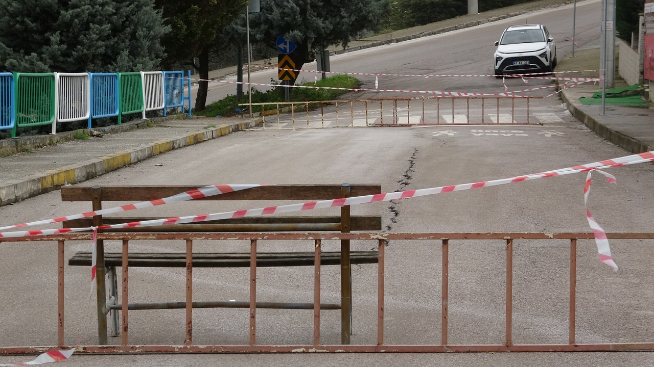 Kar Yağışı Sonrası İstinat Duvarında Dökülme, Yol Trafiğe Kapandı
