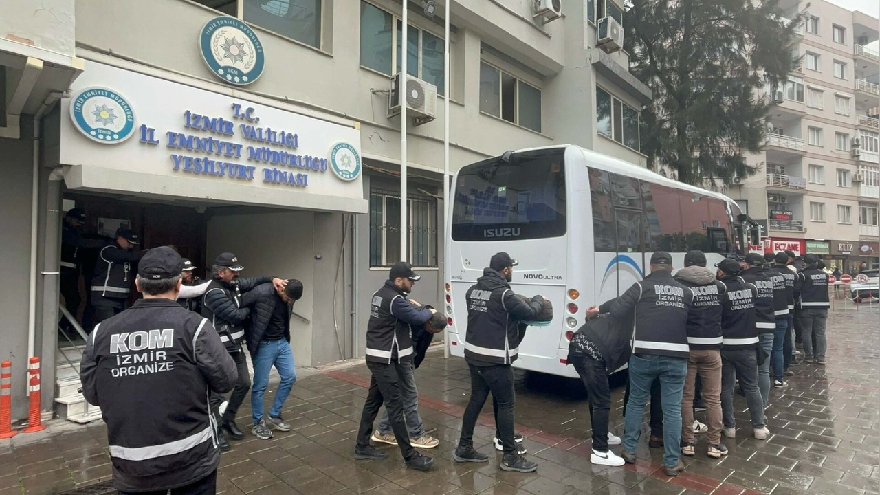 İzmir'de Suç Örgütüne Yönelik Operasyon: 11 Kişi Tutuklandı