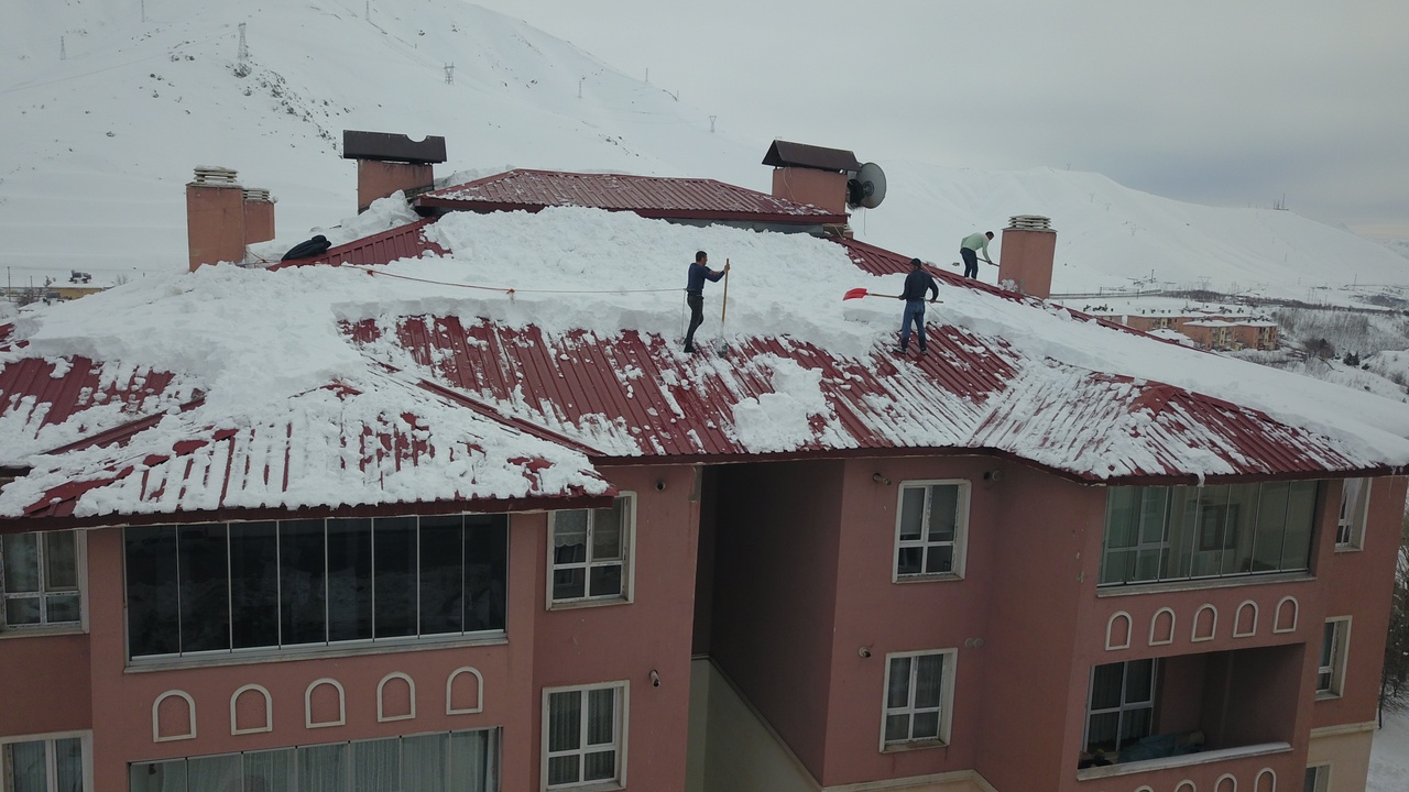 Çatılardaki Kar Tehlikesi: İplere Bağlanarak Temizlik Yapılıyor