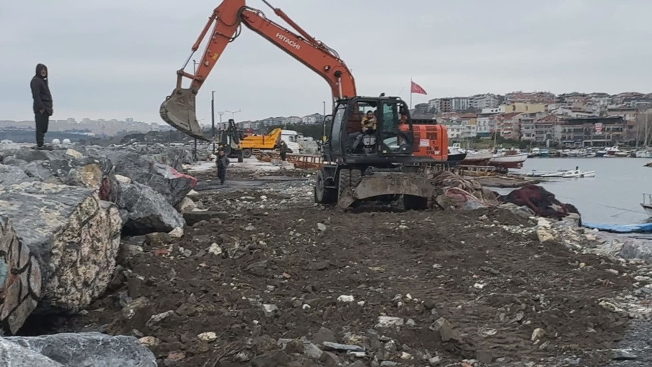 Avcılar Sahili'nde Tekne Enkazları Temizlendi