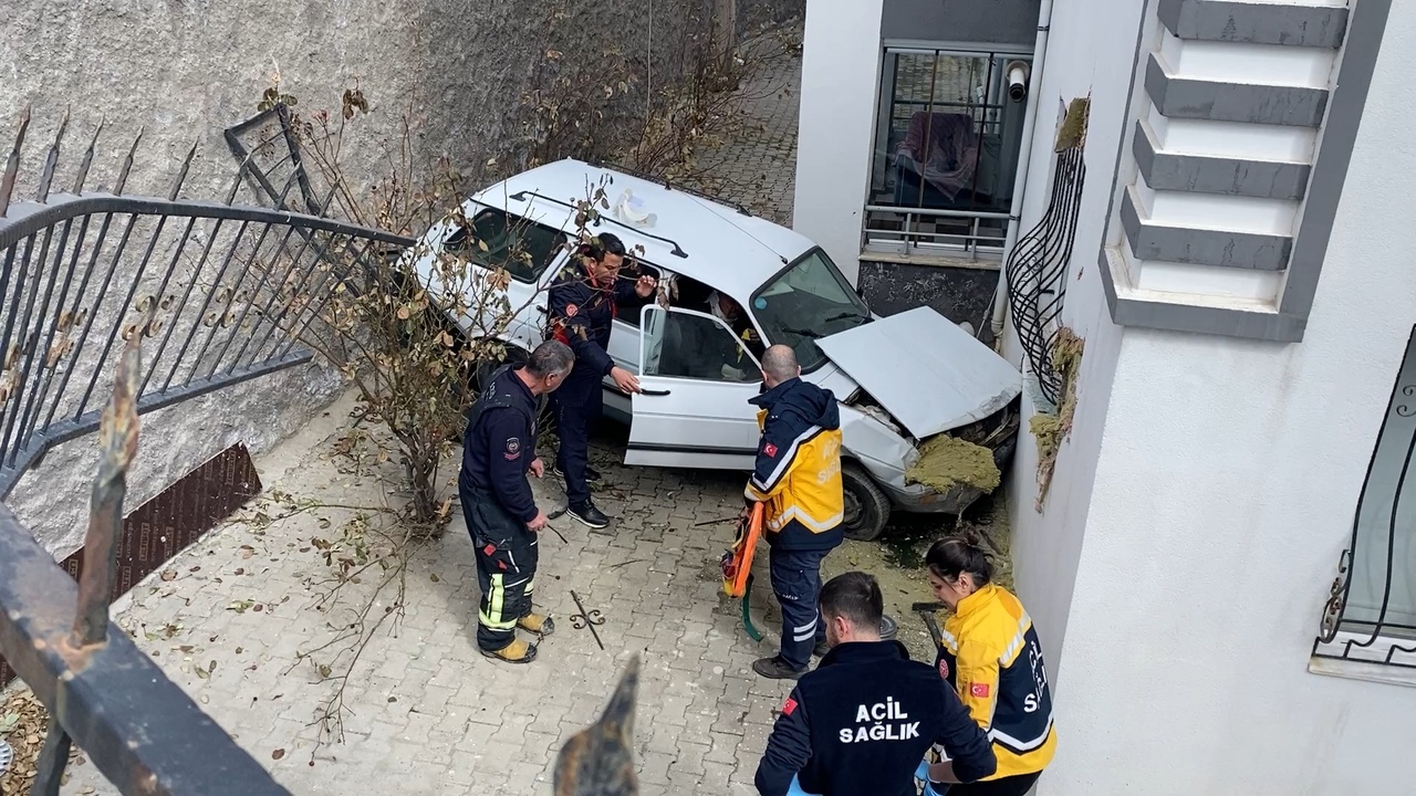 Apartman ile Yol Arasındaki Boşluğa Düşen Otomobil Olayı