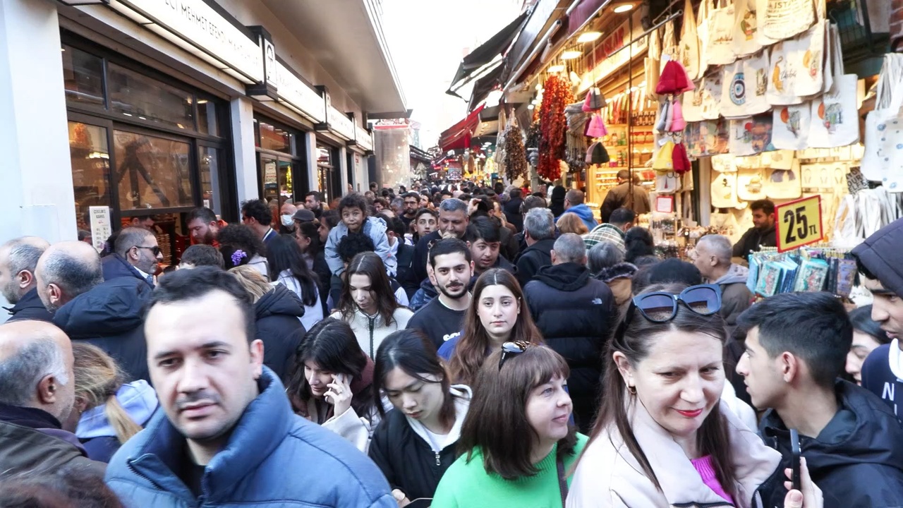 Eminönü'nde İftar Alışverişi Yoğunluğu Artıyor