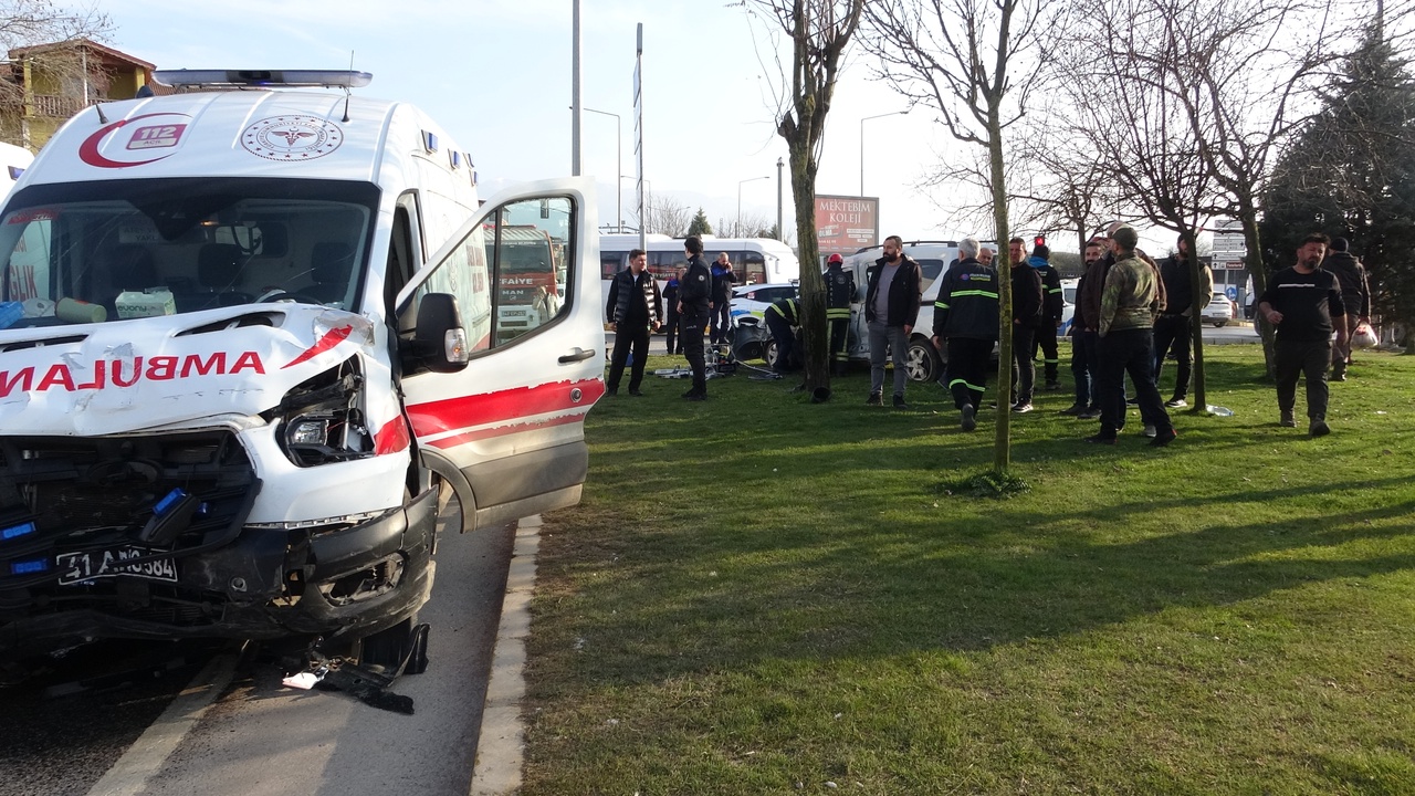 Ambulans ve Hafif Ticari Araç Çarpıştı: 5 Kişi Yaralandı