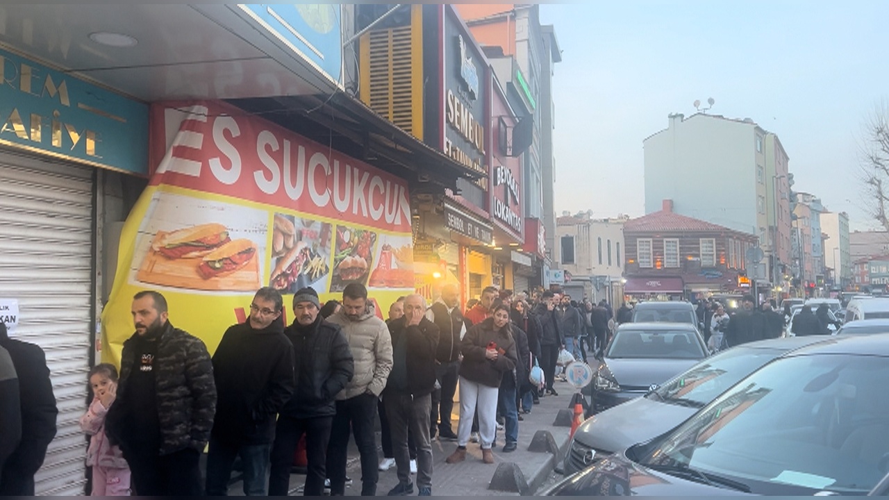 Beyoğlu'nda İftar Öncesi Pide Kuyruğu Oluştu