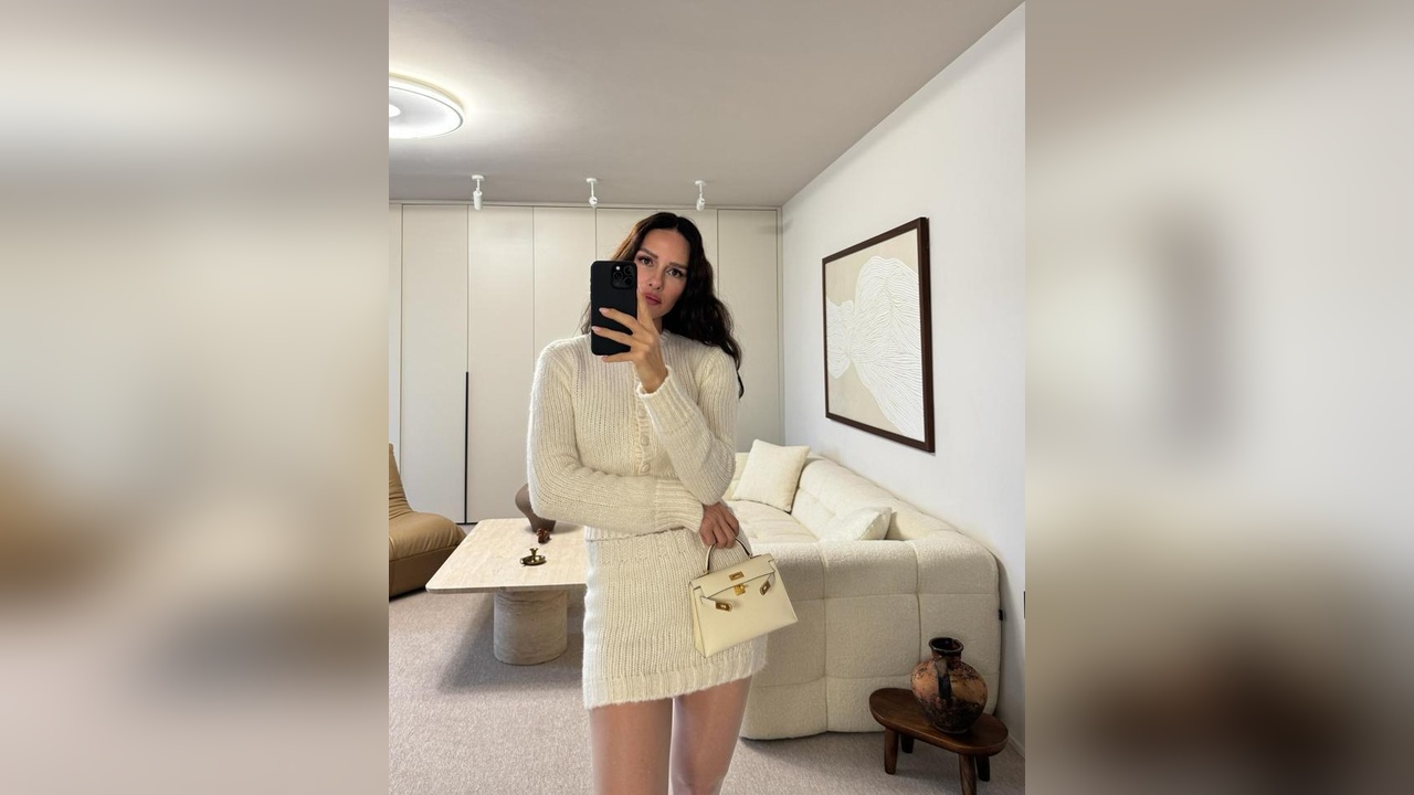 Yasemin Özilhan, Mini Etekli Pozlarıyla Dikkat Çekti
