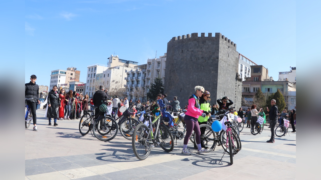 Diyarbakır'da Kadınlar 8 Mart İçin Bisiklet Sürdü
