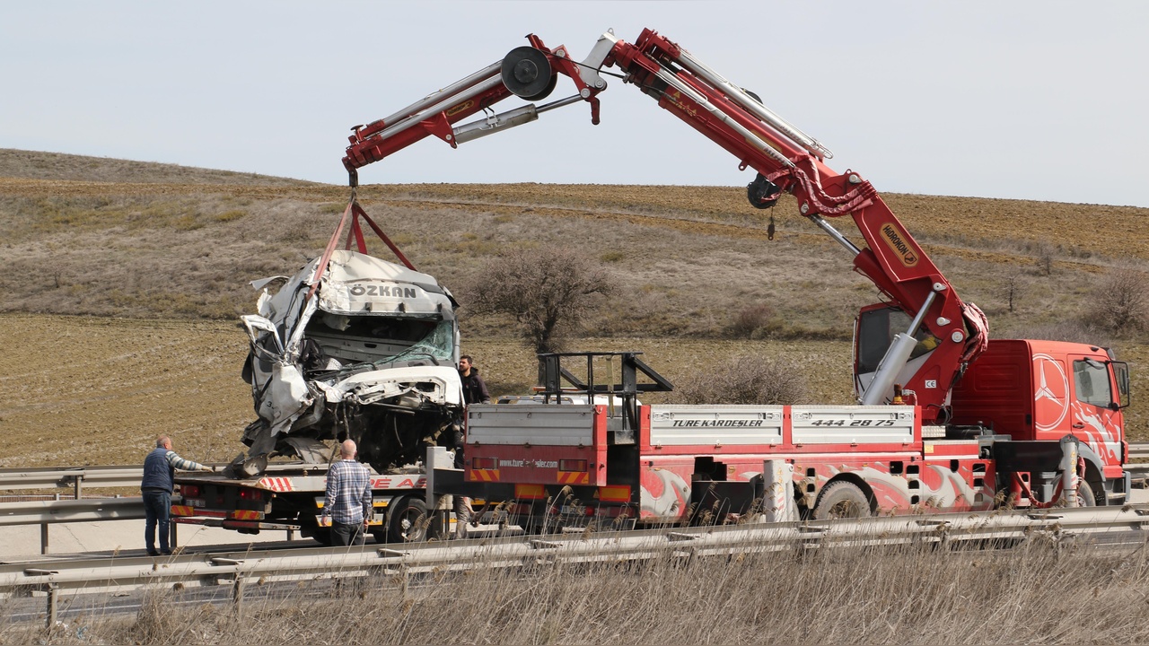 Bilecik'te TIR ile Otobüs Çarpıştı: 11 Kişi Yaralandı