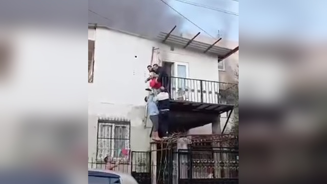 Mahalleli, Yangında Mahsur Kalan Kadını Kurtardı