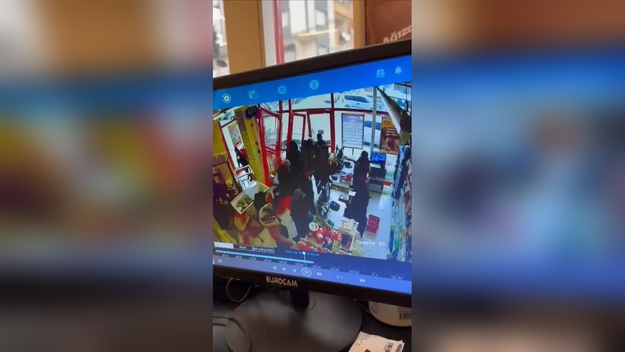 Küçükçekmece'de Otomobil Marketin İçine Girdi