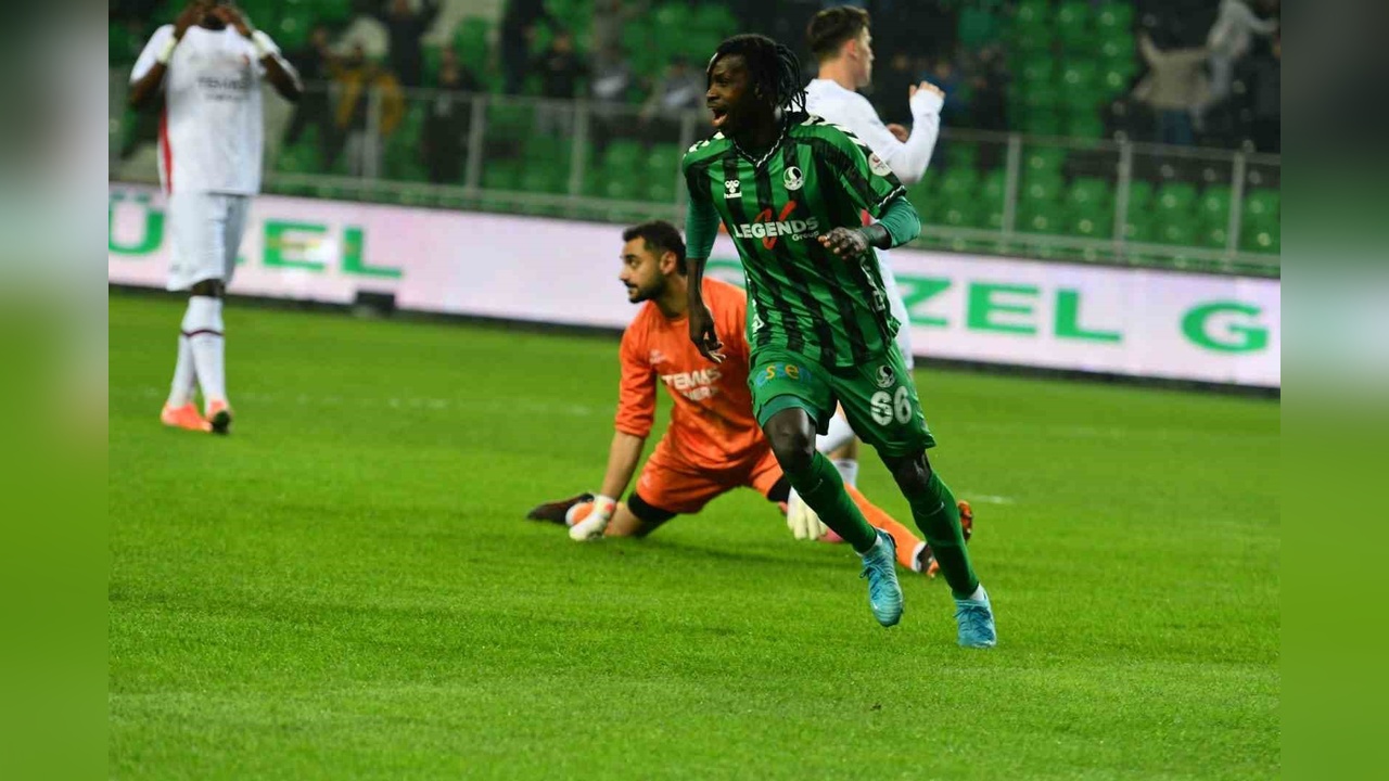 Fatih Karagümrük, Sakaryaspor'u 3-1 Mağlup Etti