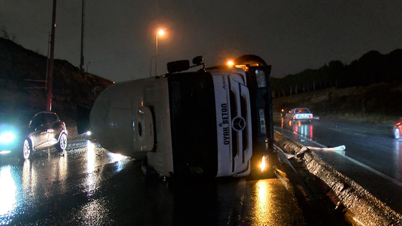Başakşehir'de Beton Mikseri Devrildi, Otomobil Çarpması Sonucu Kazada Yaralılar Var