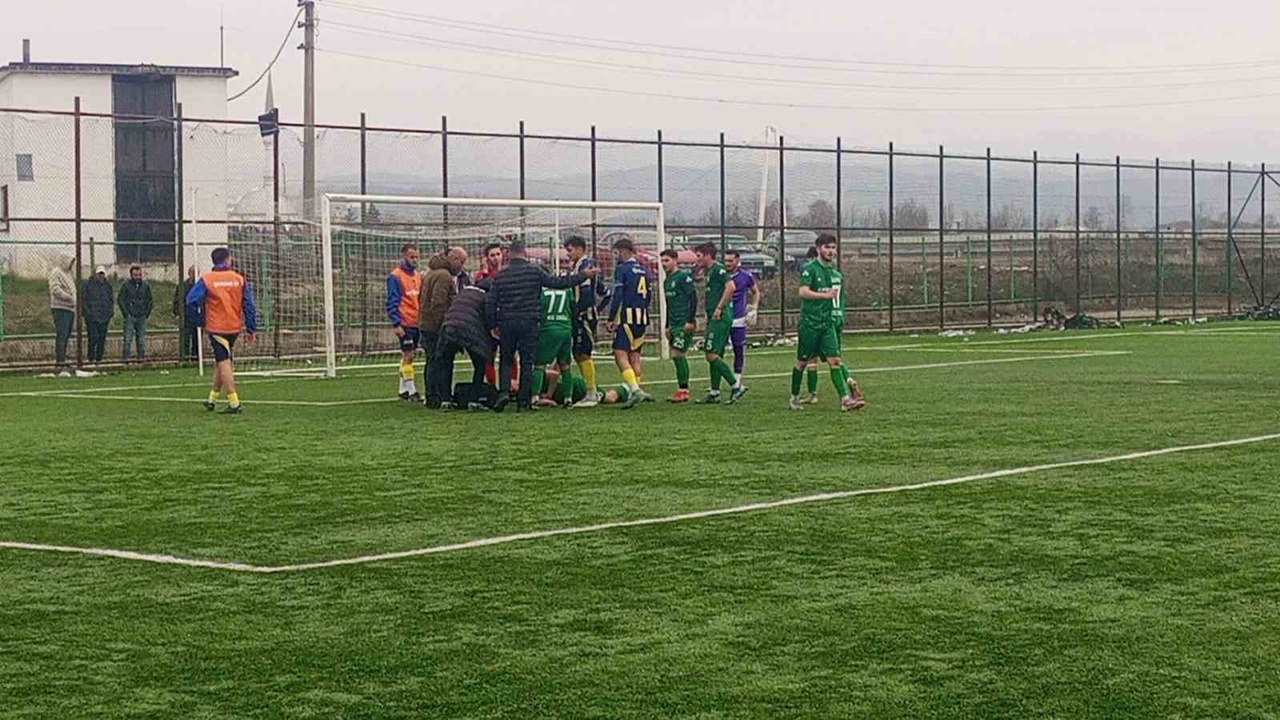 Futbol Maçında Çarpışma: Bir Oyuncu Nefessiz Kaldı
