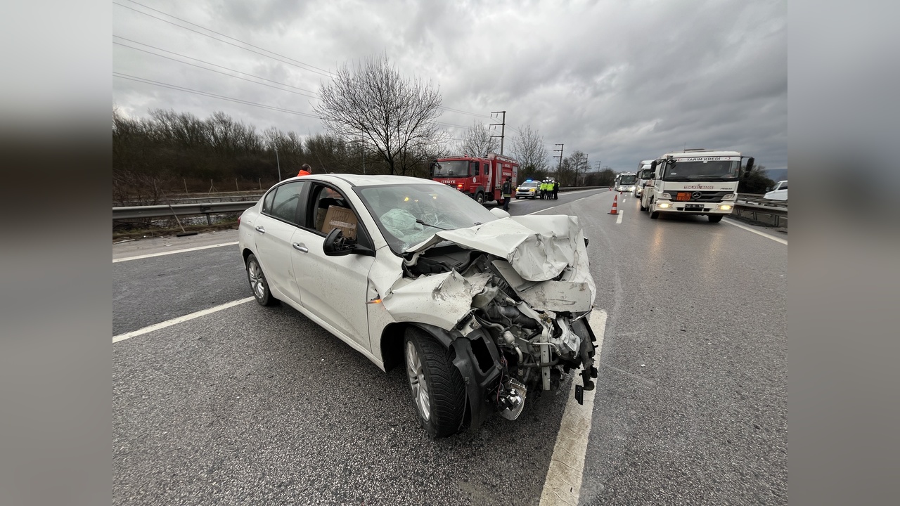Hafriyat Kamyonuna Çarpan Otomobilin Sürücüsü Yaralandı