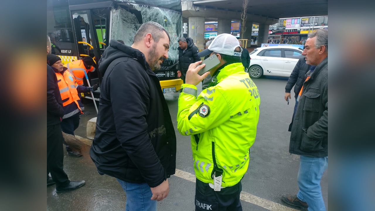 Silivri'de İETT Otobüsü ile Minibüs Çarpıştı, 3 Kişi Yaralandı