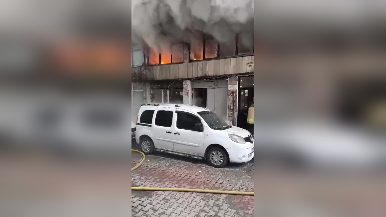 Bahçelievler'de Depo Yangını: Komşular Hastayı Kurtardı