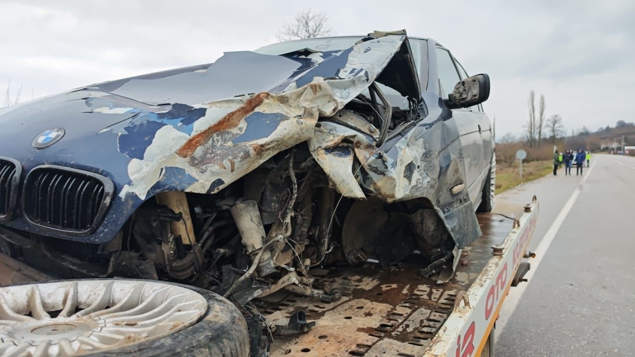 Bursa'da Trafik Kazası: Otomobil TIR'a Çarptı, 3 Kişi Yaralandı