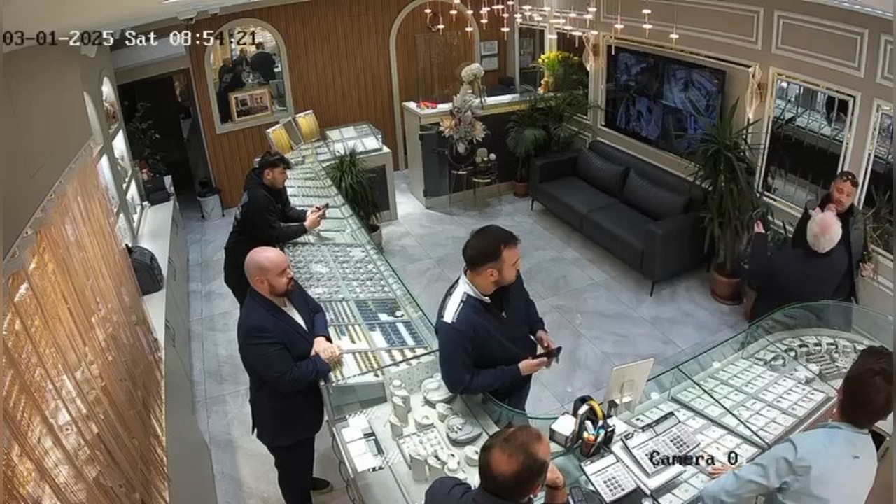 Bayrampaşa'da Kuyumcuya Sahte Altın Satma Girişimi Kameralara Yansıdı