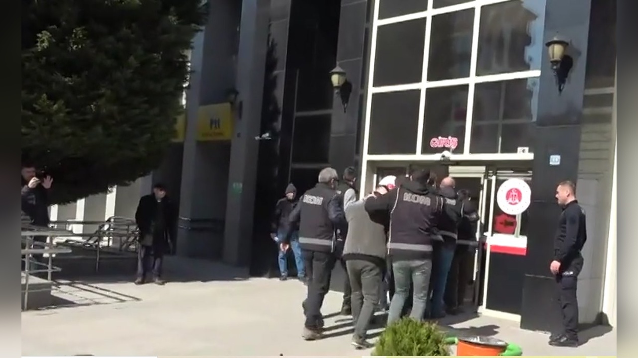 Çorum'da Yasa Dışı Silah Ticareti Operasyonu: 16 Kişi Tutuklandı