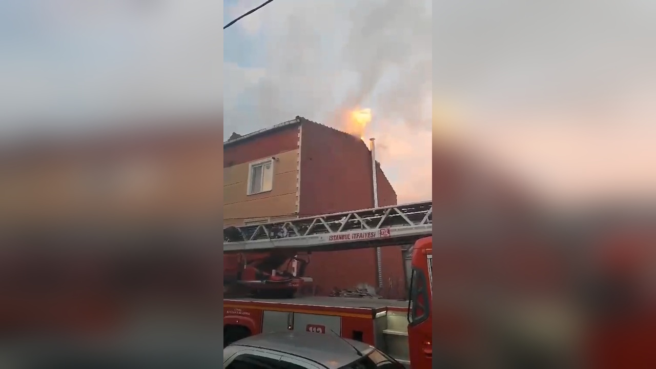 Küçükçekmece'de 4 Katlı Binada Çatı Yangını Çıktı