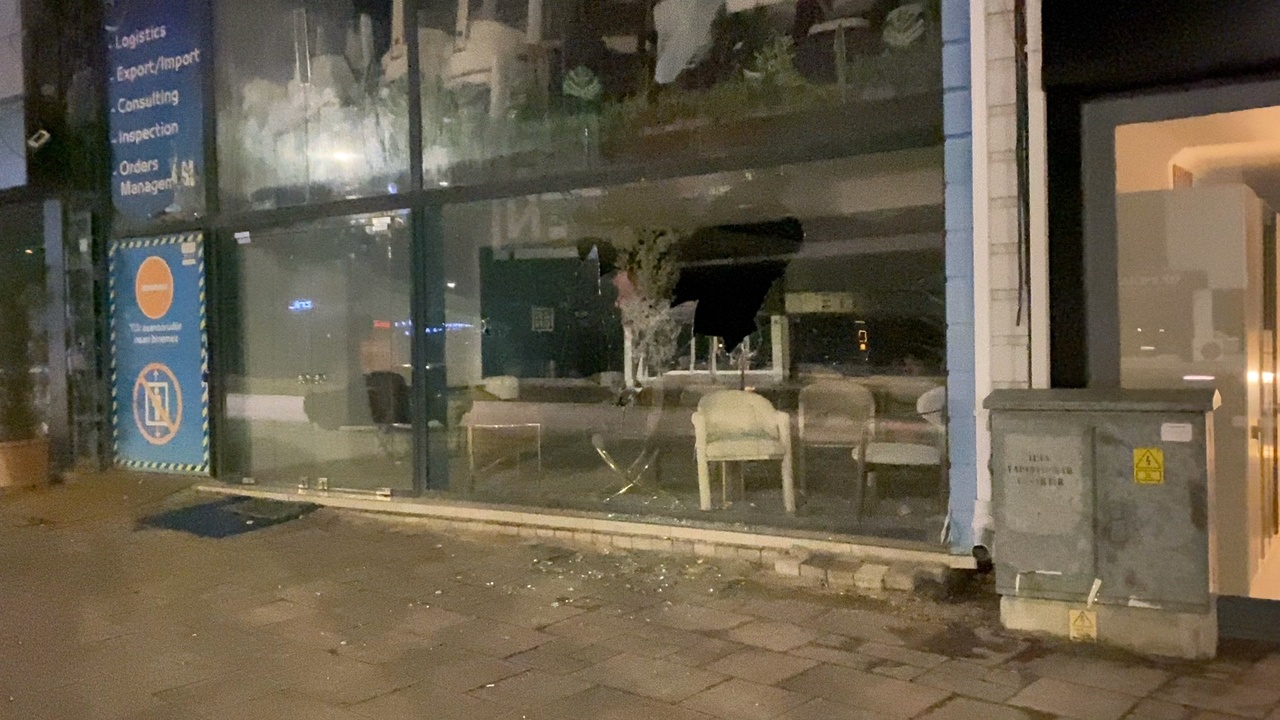 Mobilya Mağazasına Taşlı Saldırı: Hırsızlık Olayı