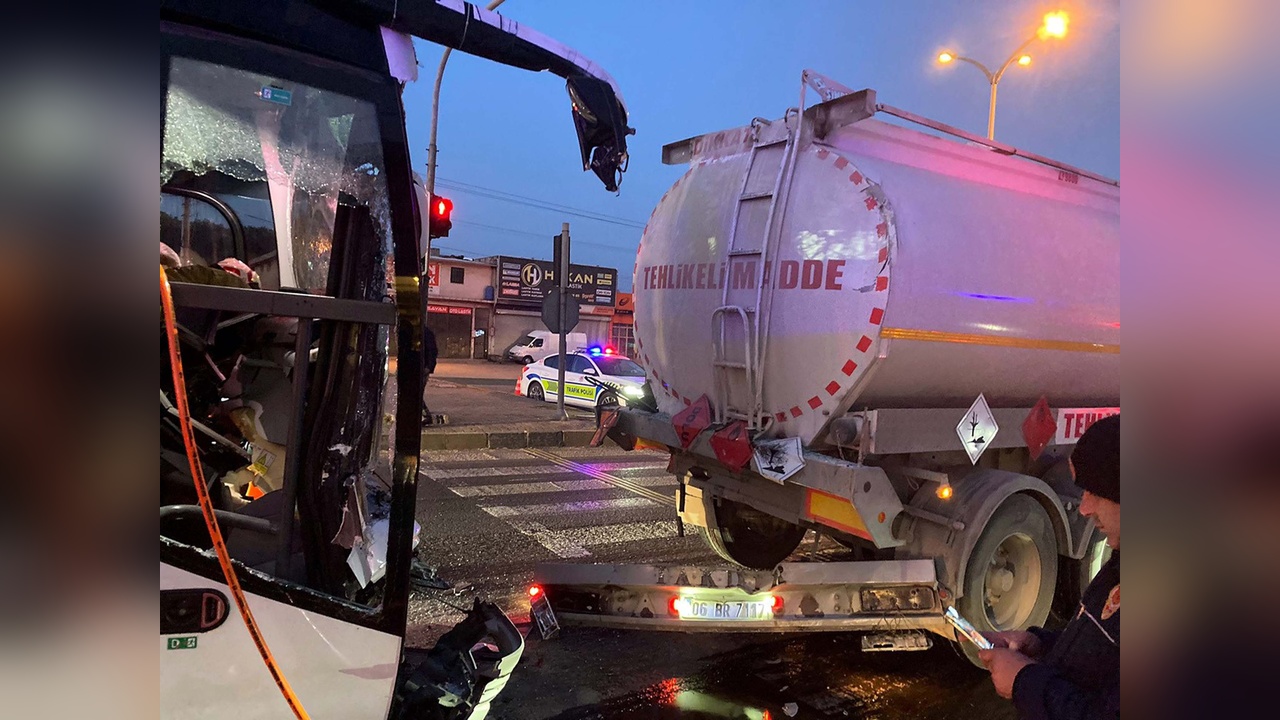 Zincirleme Trafik Kazasında Bir Kişi Hayatını Kaybetti, Yedi Kişi Yaralandı