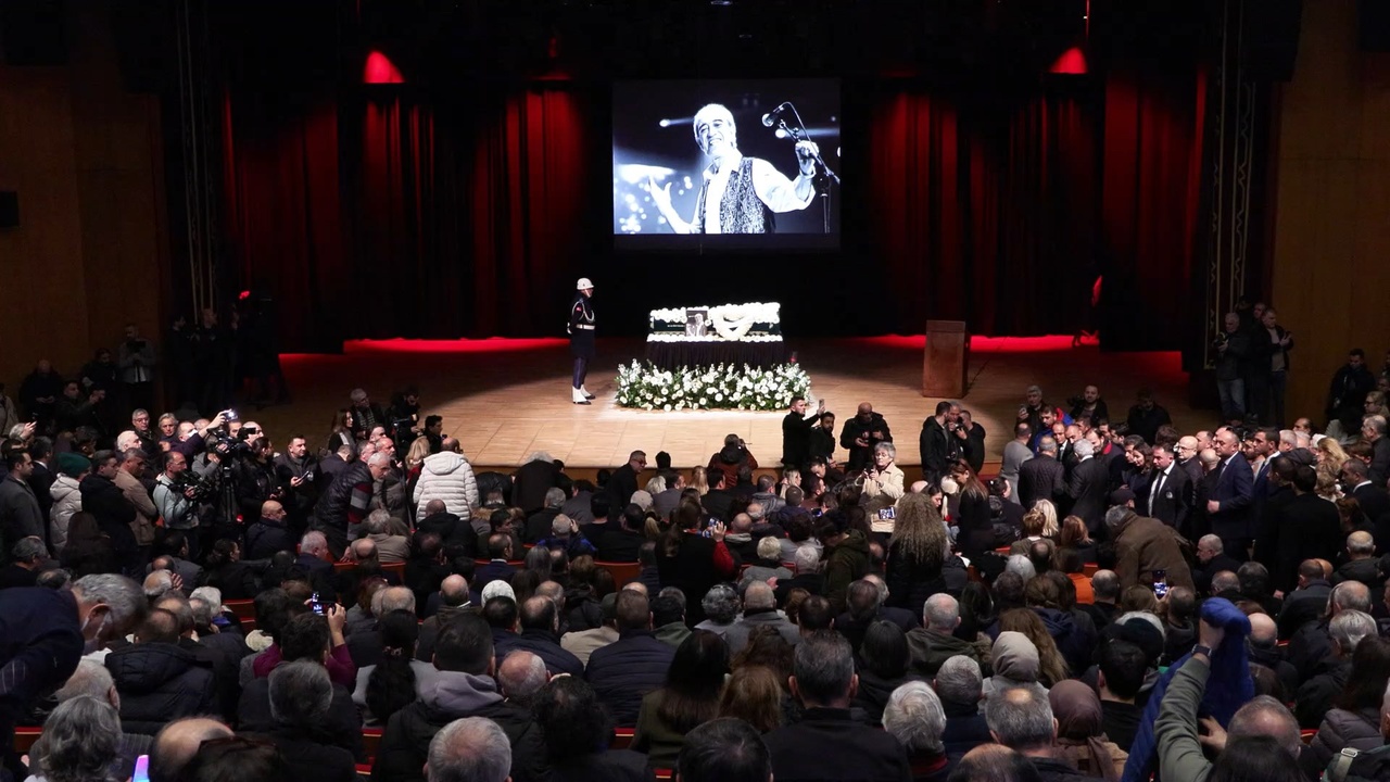 Edip Akbayram'a Onur Töreni Düzenlendi