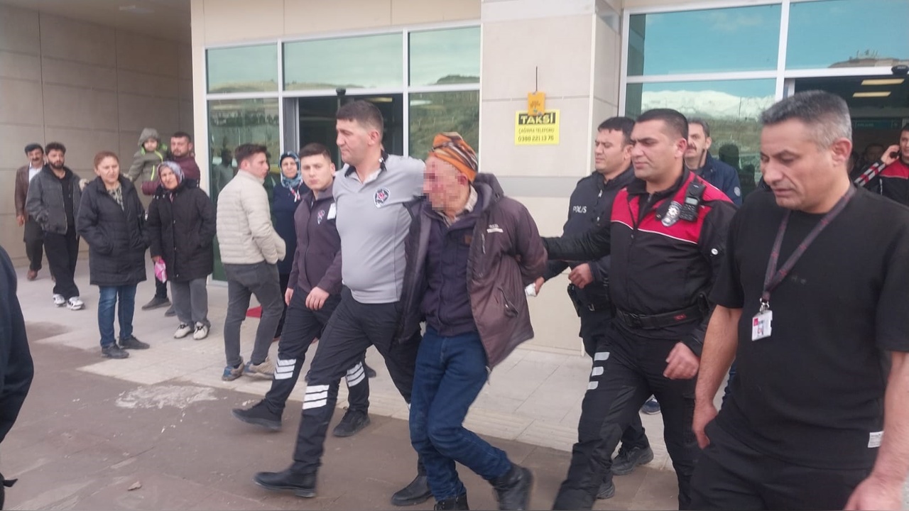 Hastanede Bıçaklı Saldırı: Doktor Ağır Yaralandı