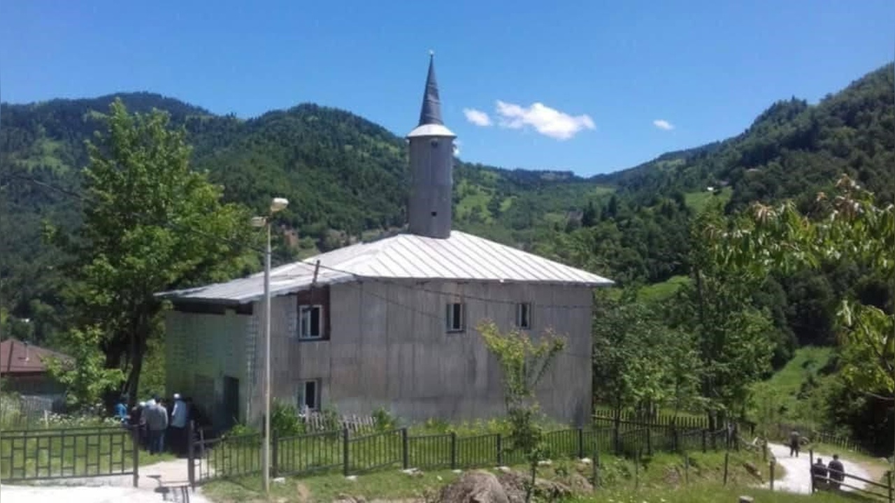 Satsikhuri Camii Yangınında Tarihi Yapı Zarar Gördü